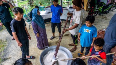 Kuala Pilah, Malezya - 13 Haziran 2020: Hari Raya sırasında köylülerin geleneksel Malezya tatlı çölünü pişirmek. Şekere benzer, şeker bazlı, palmiye esanslı bir şekerleme. Seçici odak.