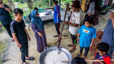 Kuala Pilah, Malezya - 13 Haziran 2020: Hari Raya sırasında köylülerin geleneksel Malezya tatlı çölünü pişirmek. Şekere benzer, şeker bazlı, palmiye esanslı bir şekerleme. Seçici odak.