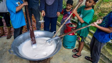 Kuala Pilah, Malezya - 13 Haziran 2020: Hari Raya sırasında köylülerin geleneksel Malezya tatlı çölünü pişirmek. Şekere benzer, şeker bazlı, palmiye esanslı bir şekerleme. Seçici odak.