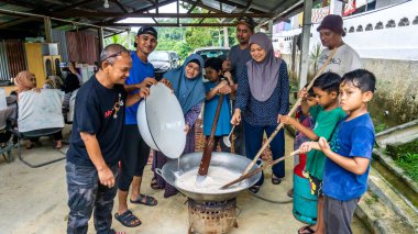 Kuala Pilah, Malezya - 13 Haziran 2020: Hari Raya sırasında köylülerin geleneksel Malezya tatlı çölünü pişirmek. Şekere benzer, şeker bazlı, palmiye esanslı bir şekerleme. Seçici odak.