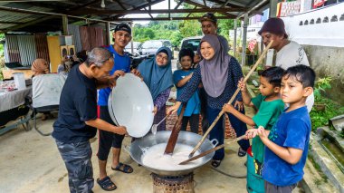 Kuala Pilah, Malezya - 13 Haziran 2020: Hari Raya sırasında köylülerin geleneksel Malezya tatlı çölünü pişirmek. Şekere benzer, şeker bazlı, palmiye esanslı bir şekerleme. Seçici odak.