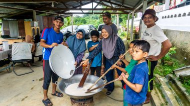 Kuala Pilah, Malezya - 13 Haziran 2020: Hari Raya sırasında köylülerin geleneksel Malezya tatlı çölünü pişirmek. Şekere benzer, şeker bazlı, palmiye esanslı bir şekerleme. Seçici odak.