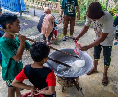 Kuala Pilah, Malezya - 13 Haziran 2020: Hari Raya sırasında köylülerin geleneksel Malezya tatlı çölünü pişirmek. Şekere benzer, şeker bazlı, palmiye esanslı bir şekerleme. Seçici odak.