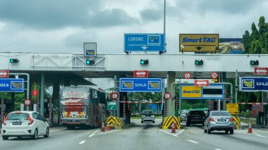Seremban, Malezya - 13 Haziran 2020: Touch 'NGo ve Seremban çıkış yolundaki Smart Tag gibi varoius tipi araçlar.