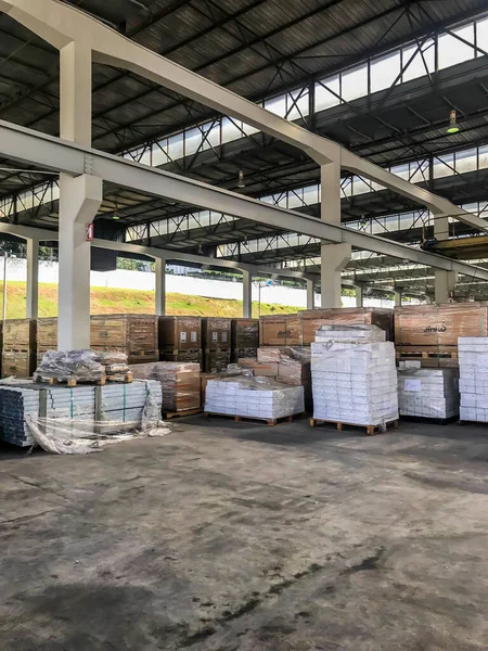 马来西亚吉隆坡 2020年6月6日 一堆堆大箱子整齐地摆放在Gsparx公司的仓库中 — 图库照片
