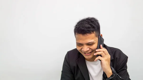 一个快乐的年轻亚洲商人的肖像 一边说一边笑 用孤立的白人背景在电话上交谈 职业商业工作概念 — 图库照片