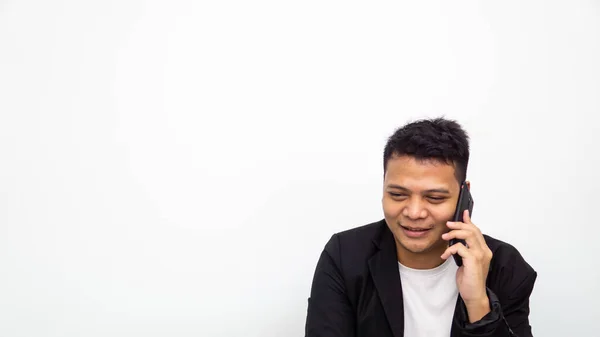 一张年轻快乐的亚洲商人的画像 一边微笑 一边用孤立的白色背景在电话里交谈 职业商业工作概念 — 图库照片