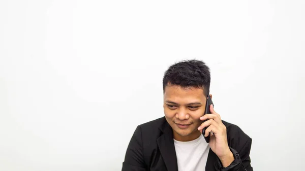 Retrato Jovem Empresário Asiático Feliz Sorrindo Enquanto Conversava Telefone Com — Fotografia de Stock