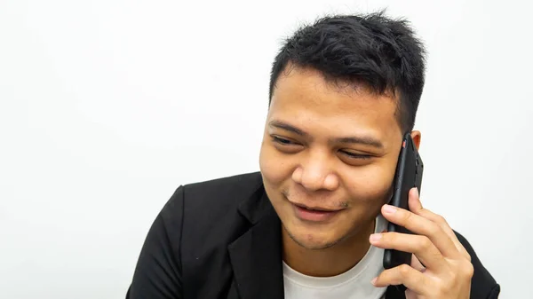 一张年轻快乐的亚洲商人的画像 一边微笑 一边用孤立的白色背景在电话里交谈 职业商业工作概念 — 图库照片