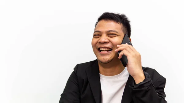 一个快乐的年轻亚洲商人的肖像 一边说一边笑 用孤立的白人背景在电话上交谈 职业商业工作概念 — 图库照片#