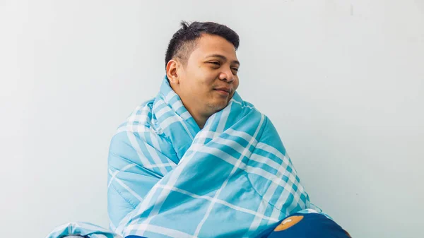 Retrato Hombre Asiático Feliz Sintiéndose Frío Cubierto Bajo Una Manta — Foto de Stock