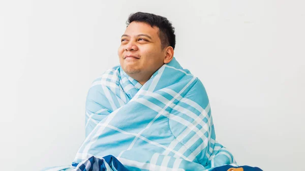 Retrato Homem Asiático Feliz Sentindo Frio Coberto Sob Cobertor Cama — Fotografia de Stock