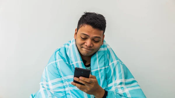 Retrato Hombre Asiático Calienta Debajo Manta Dormitorio Sostiene Foco Teléfono — Foto de Stock