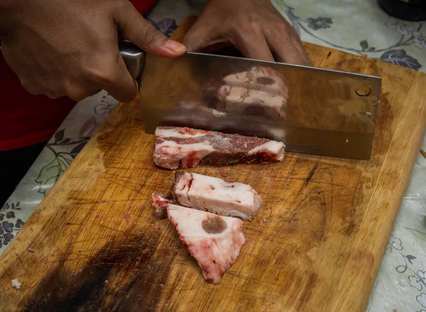 Vista Cerca Del Carnicero Cortando Una Carne Cordero Cruda Usando — Foto de Stock