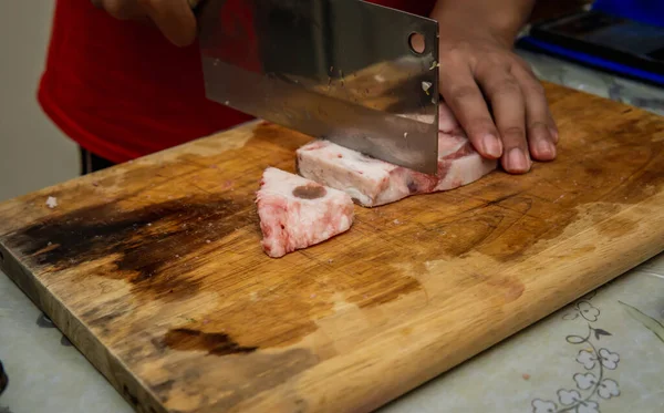 Vista Cerca Del Carnicero Cortando Una Carne Cordero Cruda Usando — Foto de Stock