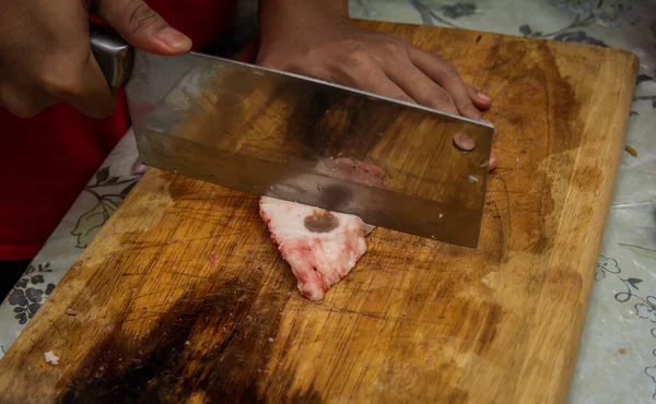 在厨房里 屠夫用一把锋利的小刀在木制切菜板上切碎生牛肉羊肉的近景 有选择地关注前景 — 图库照片
