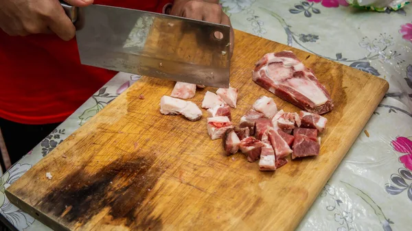 在厨房里 屠夫用一把锋利的小刀在木制切菜板上切碎生牛肉羊肉的近景 有选择地关注前景 — 图库照片