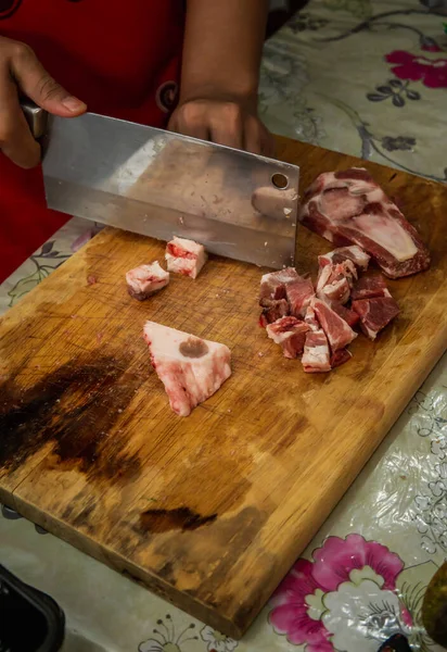 Vista Cerca Del Carnicero Cortando Una Carne Cordero Cruda Usando — Foto de Stock