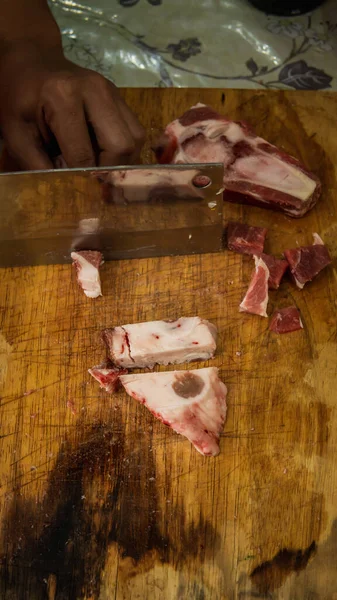 Vista Cerca Del Carnicero Cortando Una Carne Cordero Cruda Usando — Foto de Stock