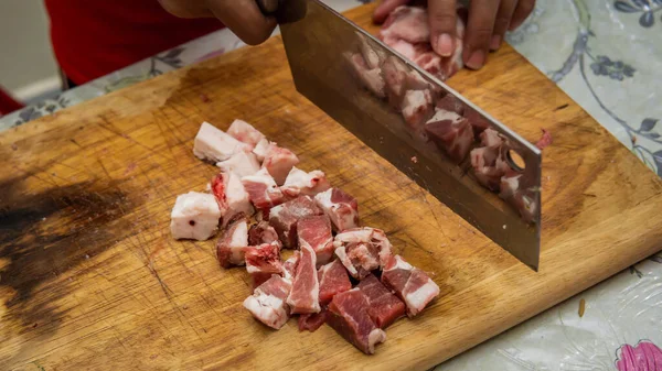 Vue Rapprochée Boucher Hachant Une Viande Agneau Bœuf Crue Aide — Photo