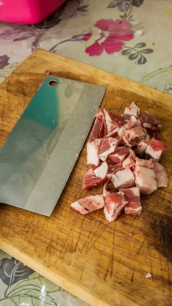 Zamknij Widok Surowego Mięsa Wołowego Jagnięcego Ostrym Nożem Drewnianej Desce — Zdjęcie stockowe