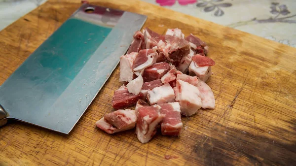 Nahaufnahme Von Rohem Rindfleisch Mit Einem Scharfen Messer Auf Einem — Stockfoto