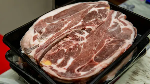 Közelkép Részletes Kilátás Nyers Marhahús Steak Egy Fekete Tálca Csomagolásban — Stock Fotó