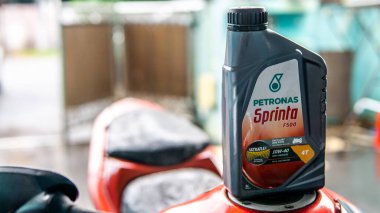 Bangi, Malezya - 24 Temmuz 2019: Motosiklet üzerindeki Petronas Sprinta F500 yağ şişesi. Bisiklet stresine karşı yağ dengesini arttıran yarı sentetik yağ.