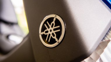 Sungai Buloh, Malezya - 19 Temmuz 2019: Kahverengi arka planda LC motosiklet gövdesi üzerinde Yamaha çıkartması.