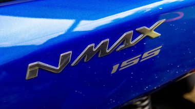 Sungai Buloh, Malezya -19 Temmuz 2019: Yamaha NMAX 155 mobilet metali logosu mavi arka planlı motosiklet gövdesi.