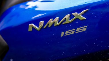 Sungai Buloh, Malezya -19 Temmuz 2019: Yamaha NMAX 155 mobilet metali logosu mavi arka planlı motosiklet gövdesi.