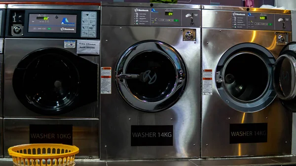 马来西亚邦尼 Bangi Malaysia 2019年7月28日 在邦尼Teras Jenang的Mizz Launderette Mizz Launderette 的自助洗衣机 — 图库照片