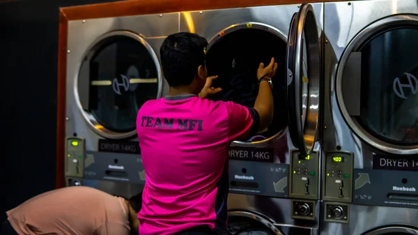 Bangi Malasia Julio 2019 Hombres Identificados Usando Secadora Tela Mizz — Foto de Stock
