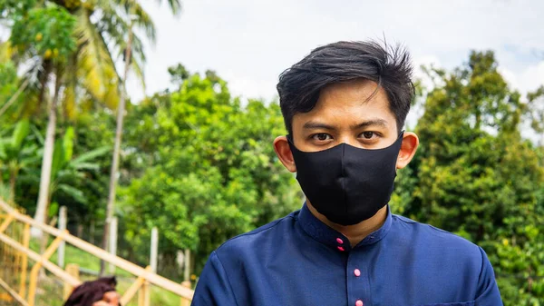 Retrato Jovem Malaio Com Pano Tradicional Baju Melayu Usando Uma — Fotografia de Stock