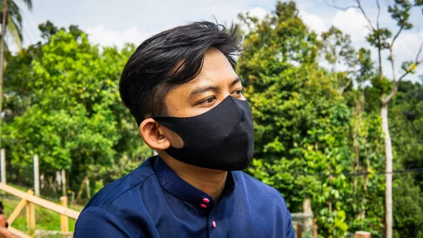 배경의 마스크를 전통적 바주멜 Baju Melayu 말레이인의 초상화 바이러스와 질병이 — 스톡 사진