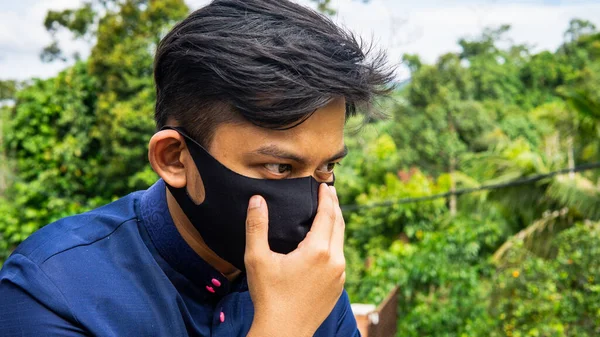 Portret Młodego Malajczyka Tradycyjną Tkaniną Baju Melayu Noszącą Czarną Maskę — Zdjęcie stockowe