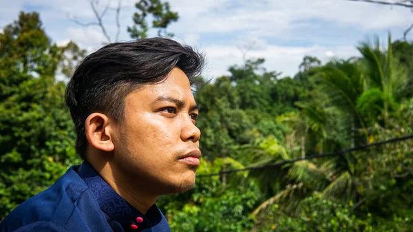 Das Porträt Eines Malaiischen Mannes Der Ein Traditionelles Blaues Baju — Stockfoto