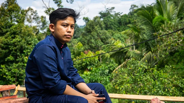 Portrét Malajského Muže Model Sobě Modré Tradiční Baju Melayu Zeleným — Stock fotografie