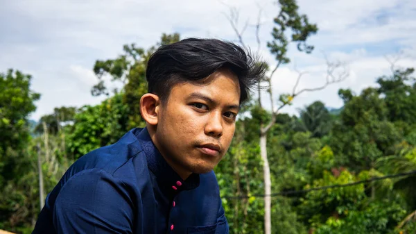 Ett Porträtt Malaysisk Man Modell Bär Blå Traditionell Baju Melayu — Stockfoto