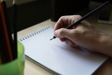 Adam el Sketchbook içinde yazma.