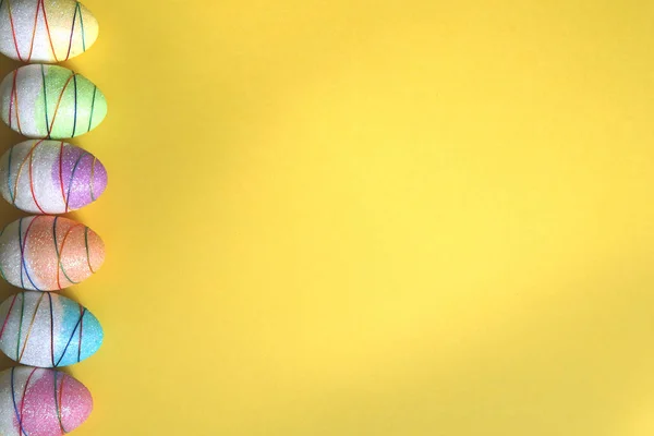 Ostereier auf gelbem Hintergrund. — Stockfoto