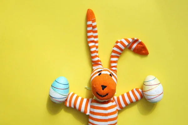 Conejo de Pascua y huevos sobre fondo amarillo . — Foto de Stock