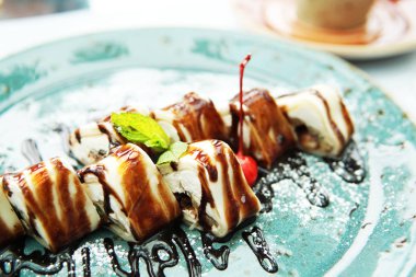 Büyük mavi tabakta tatlı tatlı.