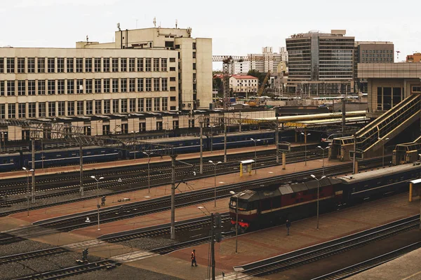 Treno alla stazione ferroviaria . — Foto Stock