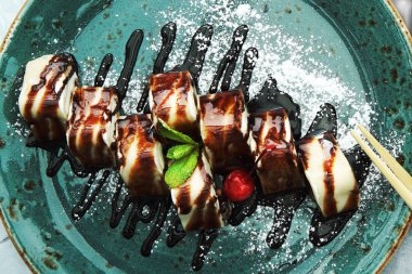 Büyük mavi tabakta tatlı tatlı.