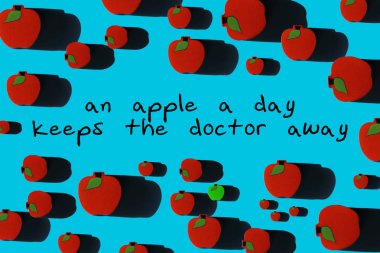 mavi zemin üzerine kırmızı elmalar.