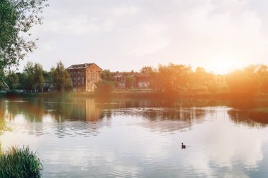 Eski binalar ve nehir.