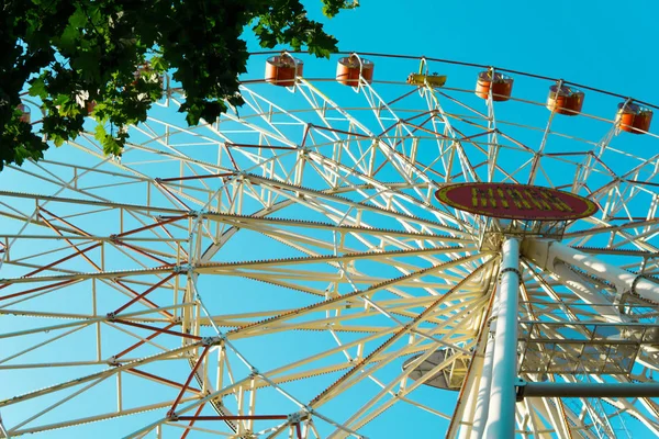 Ferris wheel pada latar belakang langit biru. — Stok Foto