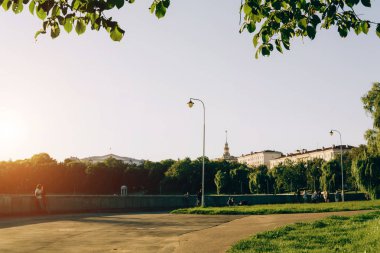 Parkta dinlenen insanlar.