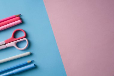 İki renkli arka planda çeşitli kırtasiye.